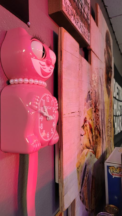Pink kitty clock